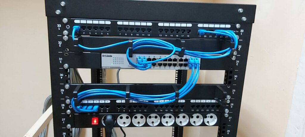 Серверна стійка з обладнанням