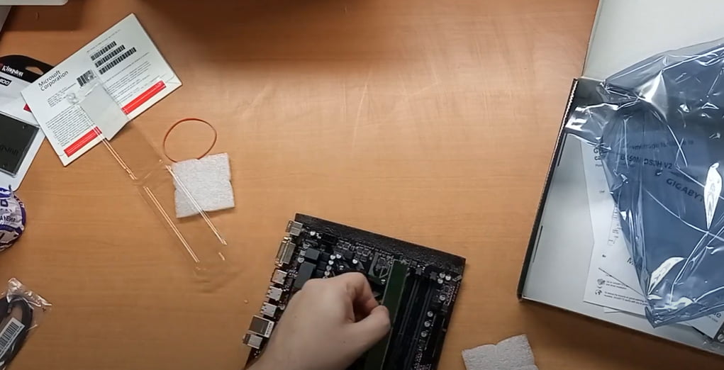 Установка оперативной памяти