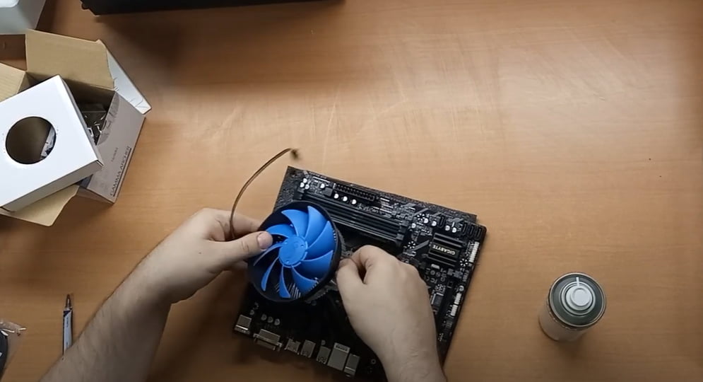  Установка кулера процессора