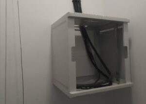 Настінна шафа